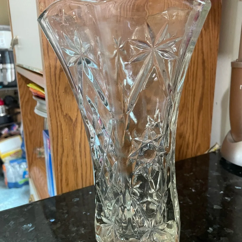 Elegant Clear Glass Vase good condition